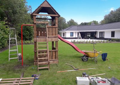 Nieuwbouw kinderspeelhuisje met glijbaan