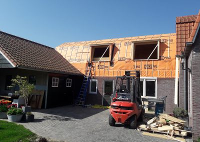 Plaatsen van mansarde kap op bestaande aanbouw